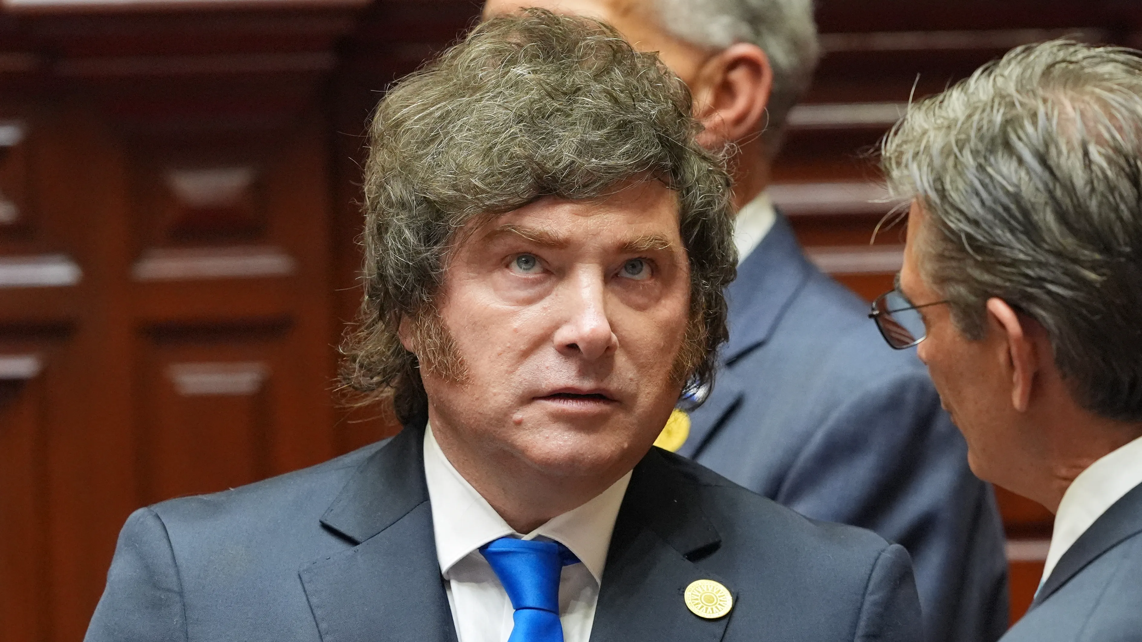 阿根廷总统米莱签署新法令:禁止煽动仇恨外国人入境,引发广泛争议