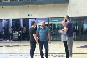 来求职？前尼克斯主帅锡伯杜现身太阳训练馆
