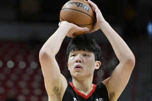 杨瀚森：克林根&霍勒迪&阿夫迪亚常帮我 能大概明白他们说的英语