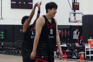 小吧探班啦?现场直击杨瀚森训练 打磨罚球 今天的氛围很轻松！