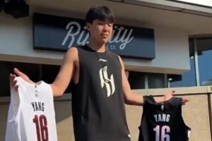 杨瀚森的穿衣风格如何？格兰特：没留意过 不过我可以帮他参谋