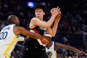 媒体人:杨瀚森的体能/对抗明显不适应这种高强度比赛 要针对提升