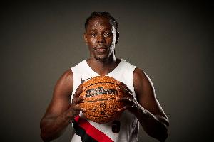 媒体人：除了控卫位置火箭太厉害了 要是能弄来霍勒迪那得多好啊