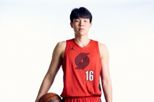 媒体人:比赛节奏很快 杨瀚森要从扎实的掩护、卡位、护筐做起