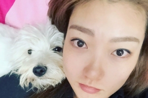 李梦晒与小狗的合照：????? 奈斯 马上见面咯