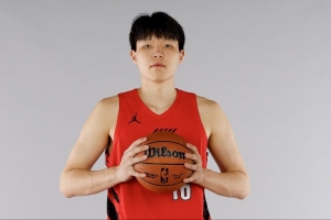 媒体人：精准切掉拉文的球 身背3犯还敢这么下手说明杨瀚森不怯场