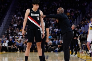 比卢普斯:杨瀚森今天打得舒服多了 他非常努力为他感到非常骄傲