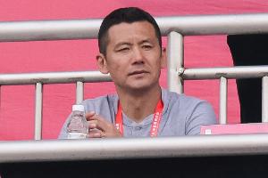 杨晨：小时候踢球受父亲影响，他没实现的梦想全寄托在我身上了