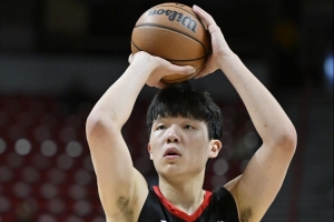 媒体人:杨瀚森对抗状态下左手爱扒拉 因核心力量和对抗能力不足