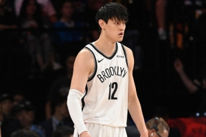 小曾打10分钟!媒体人:难有人情世故出现在季前赛 都为合同而拼