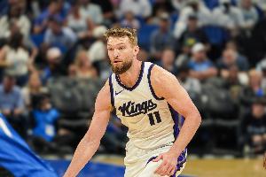 攻防都不顺！小萨博尼斯11中3得8分4板3助 防守端屡被小杨造犯规