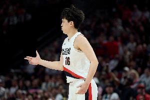 媒体人:杨瀚森很少连续两场表现糟糕 也很少被同一个人欺负两次