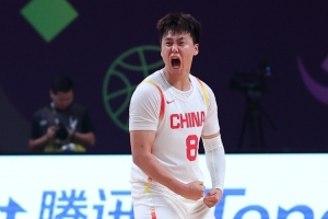 赵睿:这一批中国男篮是互相帮助的 这是个很好的氛围