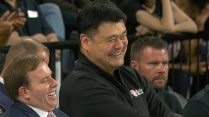 哈哈哈?姚明现场观战NBA中国赛 笑出经典表情包~