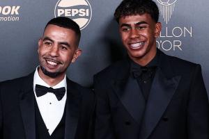 记者:亚马尔父亲不满巴萨未给亚马尔金球奖造势,更衣室感到反感