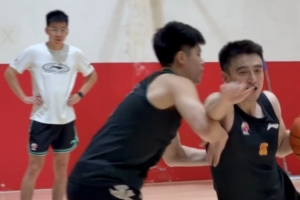 ?球场上来自队友的压力??当训练热身时有一球没中?