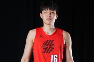 杨瀚森常规赛的轮换就是替补中锋 场上时间取决于状态和犯规次数