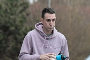 承认制作儿童不雅视频后,前英超名哨库特被指控试图引诱男裁判