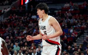 媒体人：对杨瀚森来说能上场就行 先不着急数据 新秀有大把时间