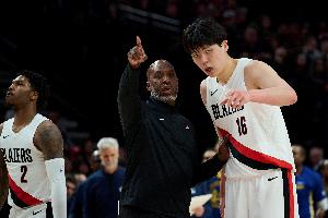媒体人:比卢普斯拿中锋当纯蓝领用 换教练后杨瀚森拥有新的机会