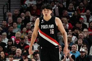 青岛队记:杨瀚森在篮板球保护方面还达不到NBA内线的基本要求
