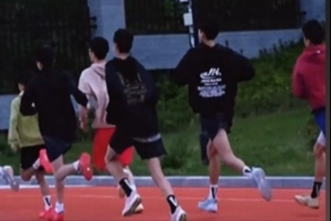 早上6点！U15跑操正当时 青岛男篮小伙子们冲冲冲！??