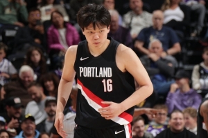 解说:杨瀚森才20 提升一点是一点 4场球后心理将成他的重大一关