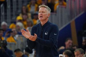 科尔谈限制小卡:让大个子保持对他的防守 尽力让他出手更困难