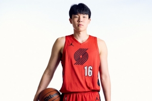李凯尔：我在中国男篮时还不会中文 杨瀚森在波特兰也会被帮助的