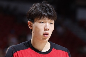 媒体人：开拓者这打法 杨瀚森在场上基本就是折返跑 只能慢慢适应