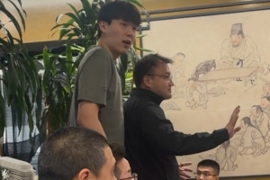 杨瀚森深夜吃夜宵不自律?解说:美国点外卖超贵 小杨也没请厨师