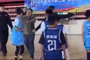 家长冲进场推倒球员!媒体人:事事都要家长出头 不是教育 是有病