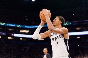 状态不佳！文班亚马半场6中2仅拿4分4板3助 3失误