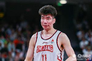 媒体人:中国球员想要提升 就得走出舒适区 余嘉豪真的不一样了