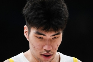 解说:如果国家队中锋位置人手足够的话 支持余嘉豪勇敢请假