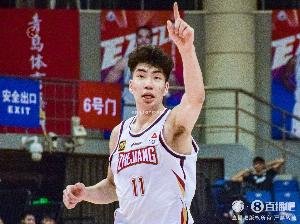 媒体人:埃斯特拉认为余嘉豪违约 连续两场打很久让他们彻底爆发