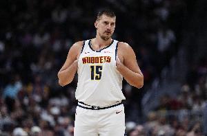 燃尽了！约基奇半场三分5中4&罚球9中9 狂砍33分6板2助1帽！