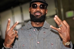 传奇继续！征战23个赛季历史首人 詹姆斯更新社媒晒照：♾️?