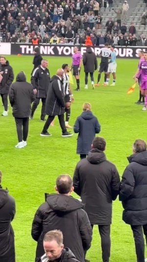 ?️纽卡2-1曼城赛后：乔林顿抽身离场 瓜帅吉马良斯激烈交谈