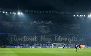 巴黎圣日耳曼主场看台大幅TIFO,悼念10年前巴黎恐袭受害者