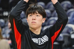 媒体人:杨瀚森单进攻多少还是有点东西的 毕竟能抡一抡也是能耐