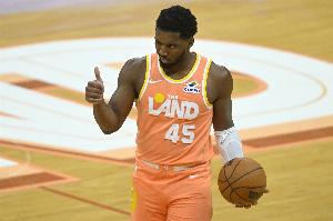 巨星！多诺万·米切尔22中14狂砍37分8板6助 三分9中5