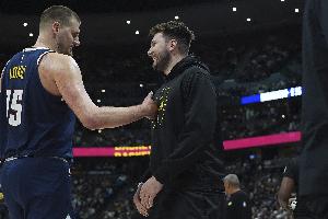 小卡:面对我们东契奇40多分&约基奇50多分 要迫使他们多传球