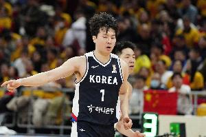 李贤重:伟大的团队胜利 中国队战至最后 现场很疯狂&给球迷点赞