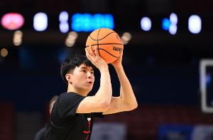 李贤重爆砍33+14!解说:重点人爆得早 就把赛前纸条轮番糊他脸上