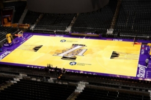 湖记：技术人员判定湖人NBA杯地板需要维修 预计两周后完工