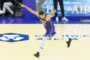 东契奇：感谢湖人和NBA允许在正常的球场上比赛 而不是NBA杯场地