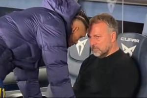 ?主帅不高兴!巴萨3-1赛后,弗里克独坐替补席与拉菲尼亚交流