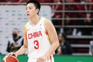 媒体人:胡明轩是正值当打之年的全明星后卫 怎么会低迷成这样?
