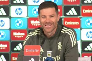 轻松一刻?皇马发布会响起碰碰车音乐，紧绷的阿隆索终于笑了
